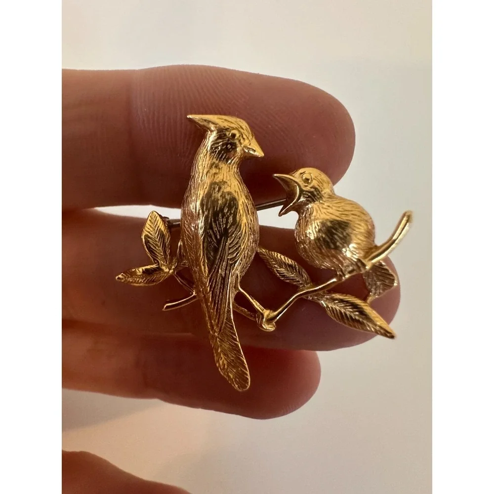 Krementz Brooch Birds Mother‎ Baby Pin Gold tone Beautiful Signed Vintage